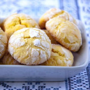 Lemon crackle cookies in a white dish..