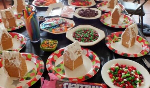 Learnhowtomakegingerbreadhouseswithgrahamcrackers!I'vebeendoingthisEVERYyearsince