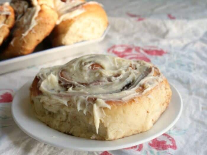 Pecan cinnamon rolls with gooey cinnabon icing|restlesschipotle.com