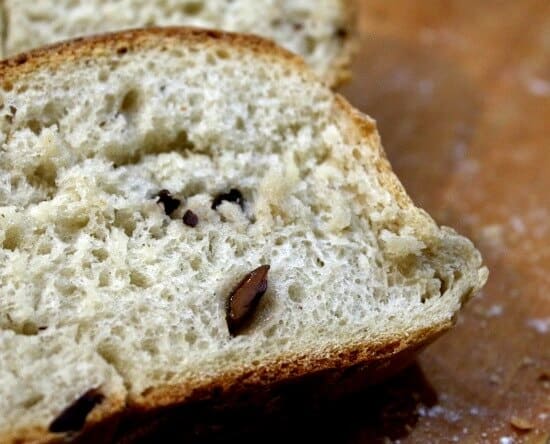 Homemade Kalamata olive bread is easier than you might think. Here's how to make your own! Restlesschipotle.com