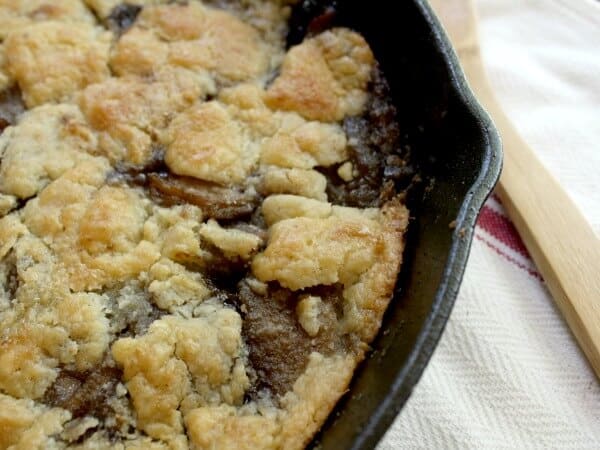 Closeup of apple pandowdy in an iron skillet.