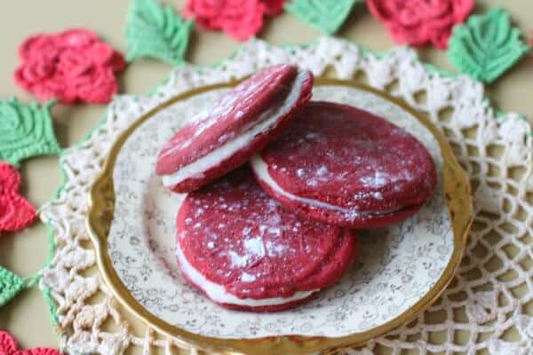 Redvelvetsandwichcookierecipehasrichwhitechocolateandbourbonganacheinthecenter perfectforholidaygiving!FromRestlessChipotle.com