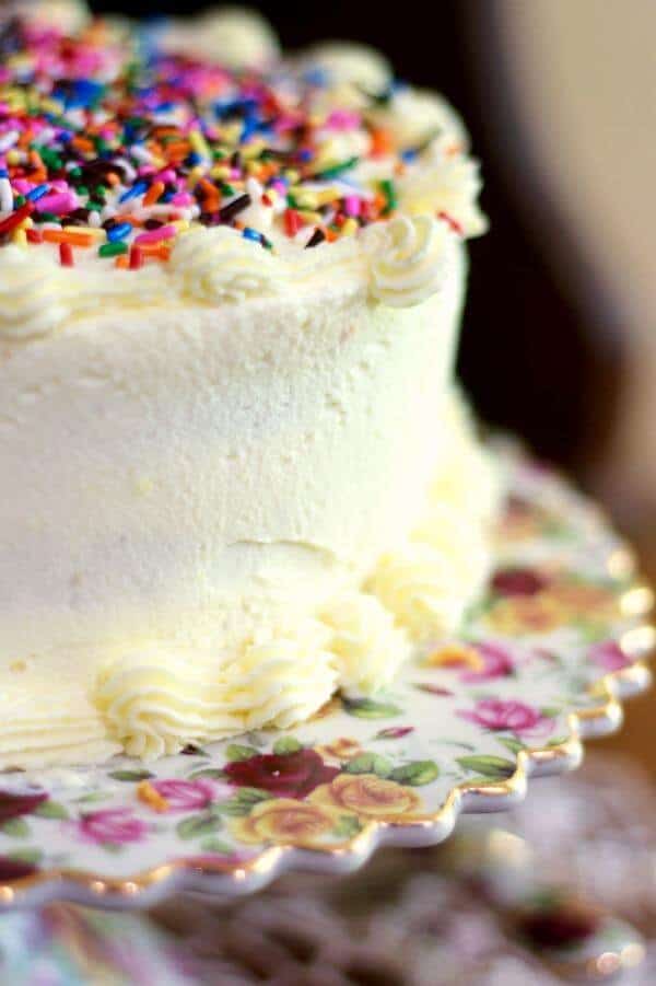Wouldn't this lemon layer cake be perfect for your next birthday party! From restlesshcipotle.com