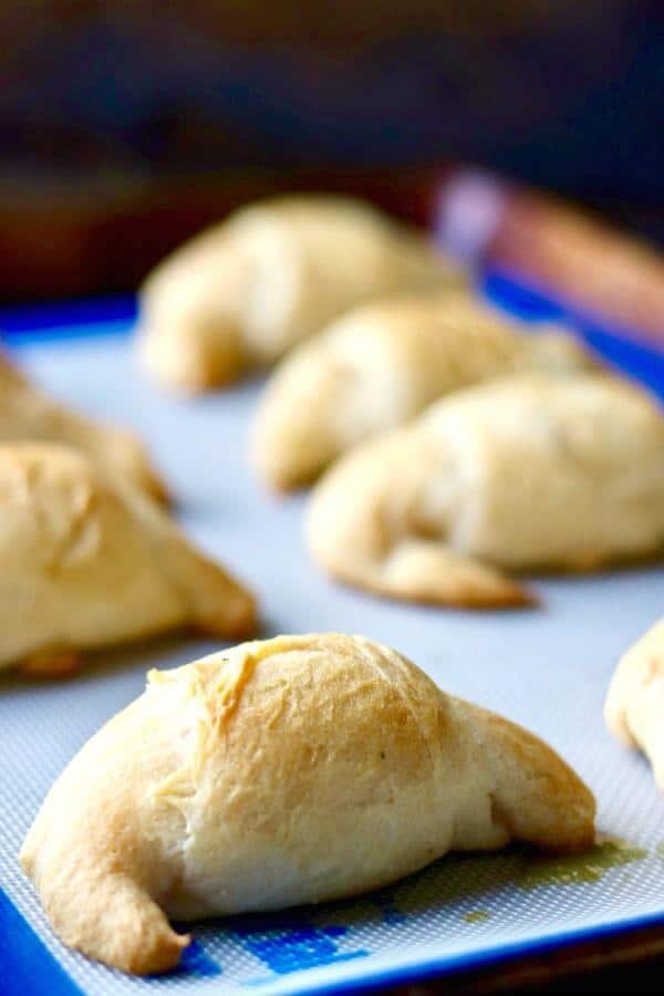 These yummy chicken enchilada crescent rolls are super quick and easy! from restlesschipotle.com