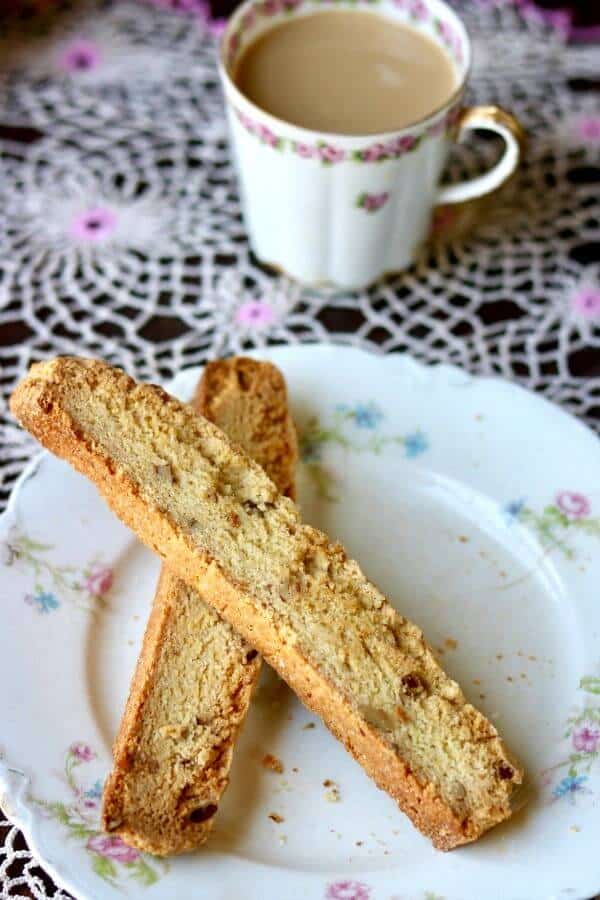 Delicious easy biscotti recipe is unique with cornmeal, bourbon, and pecans. from restlesschipotle.com