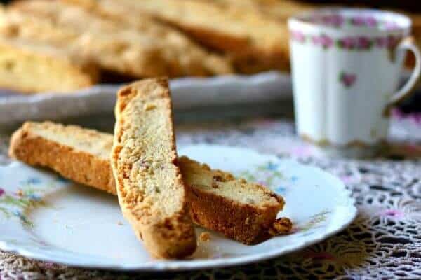 Delicious easy biscotti recipe flavored with cornmeal, bourbon, and pecans from restlesschipotle.com