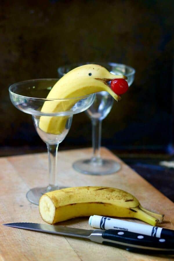 Illustration of how the banana should be cut to form the dolphin garnish.