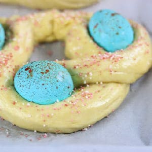 A wreath of raw bread dough decorated with blue eggs.