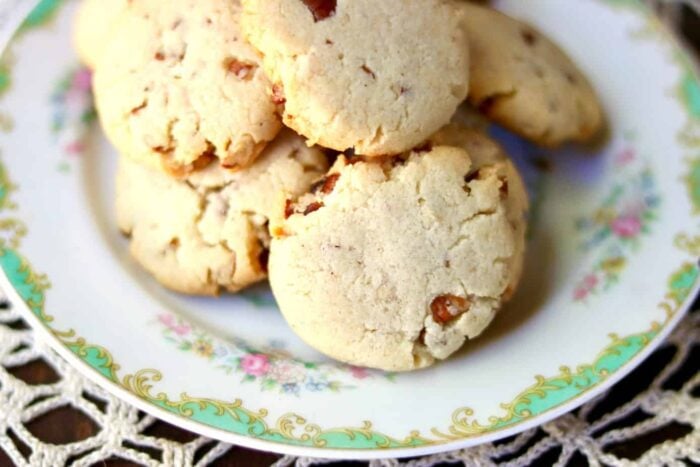 A plate of gluten free cookies.