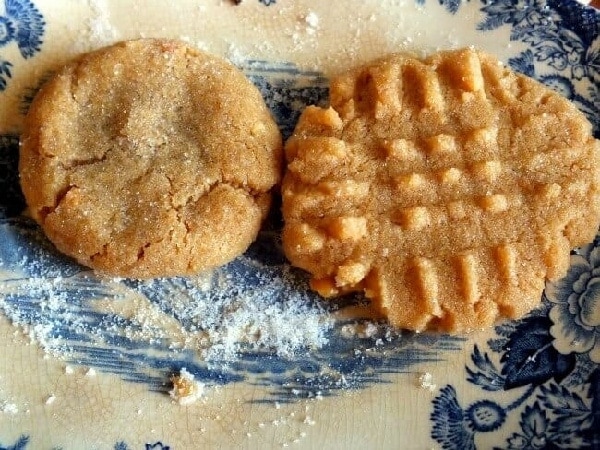 closeup of peanut butter cookies comparing the one with ridges and the one without.