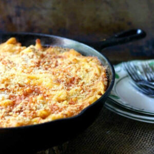 An iron skillet full of mac and cheese.