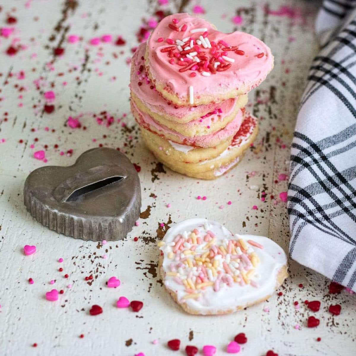 https://www.restlesschipotle.com/wp-content/uploads/2020/08/sugar-cookies-valentinesday2-1.jpg