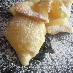 Close up of sopapillas on a black tray.