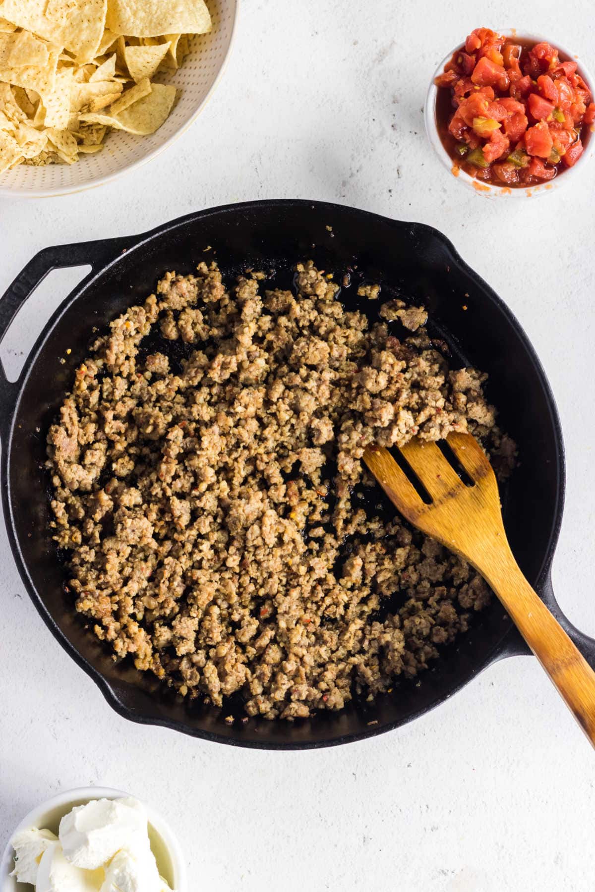 Cooked sausage in an iron skillet.