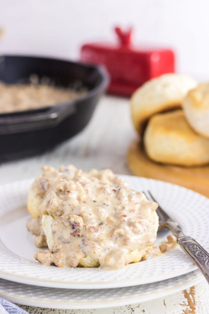 Homemade White Sausage Gravy (Easy Southern Recipe) Restless Chipotle