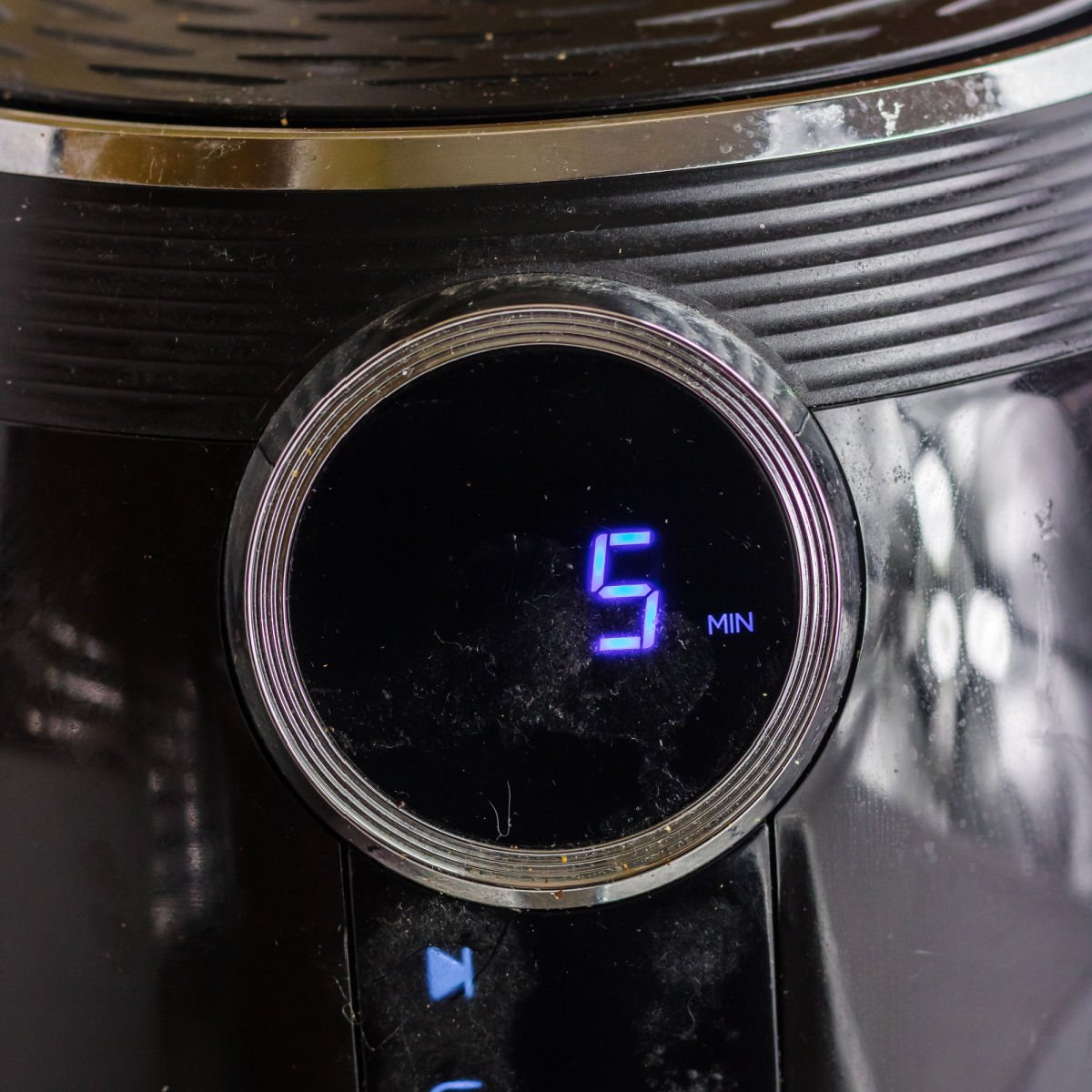 Air fryer with the timer set for 5 minutes.