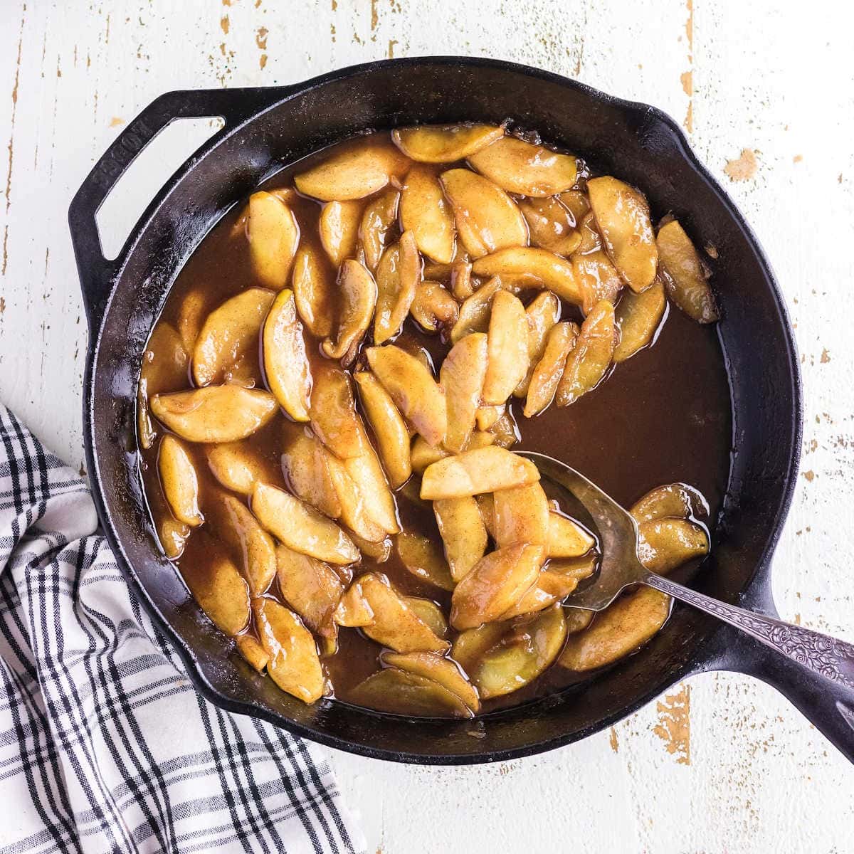 A skillet full of fried apple slices.