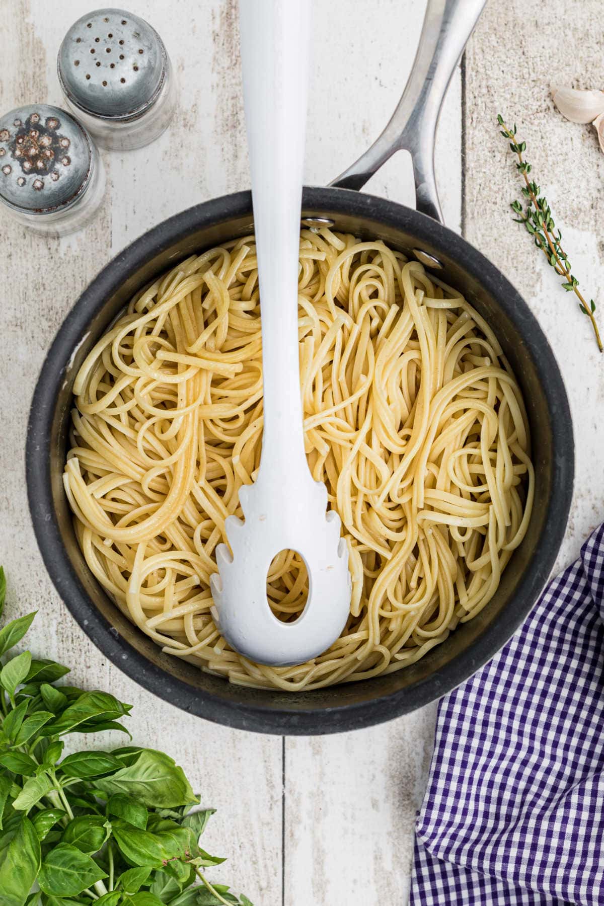 Cooked spaghetti in a pot.