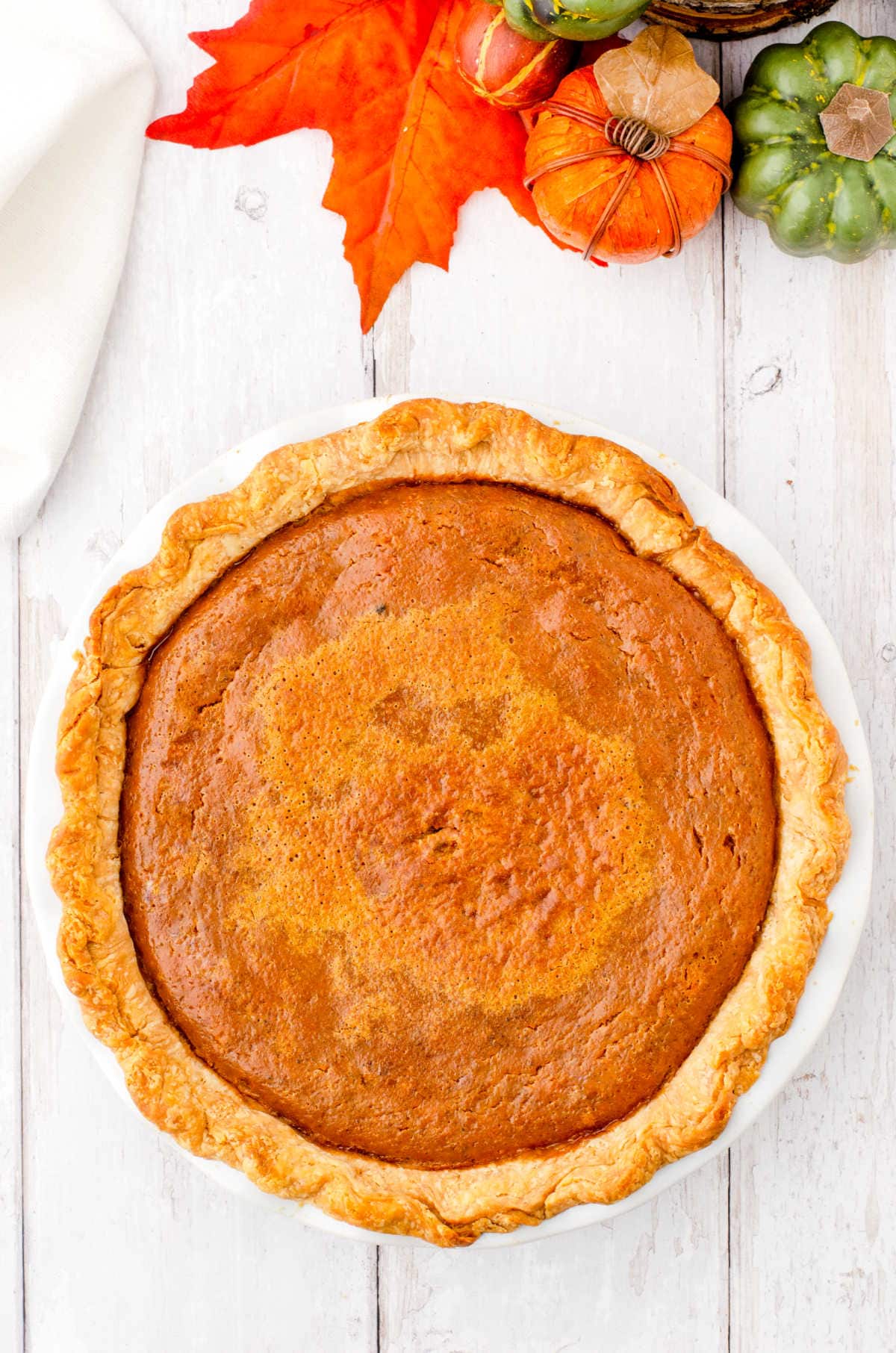 Overhead view of a finished pumpkin pie.