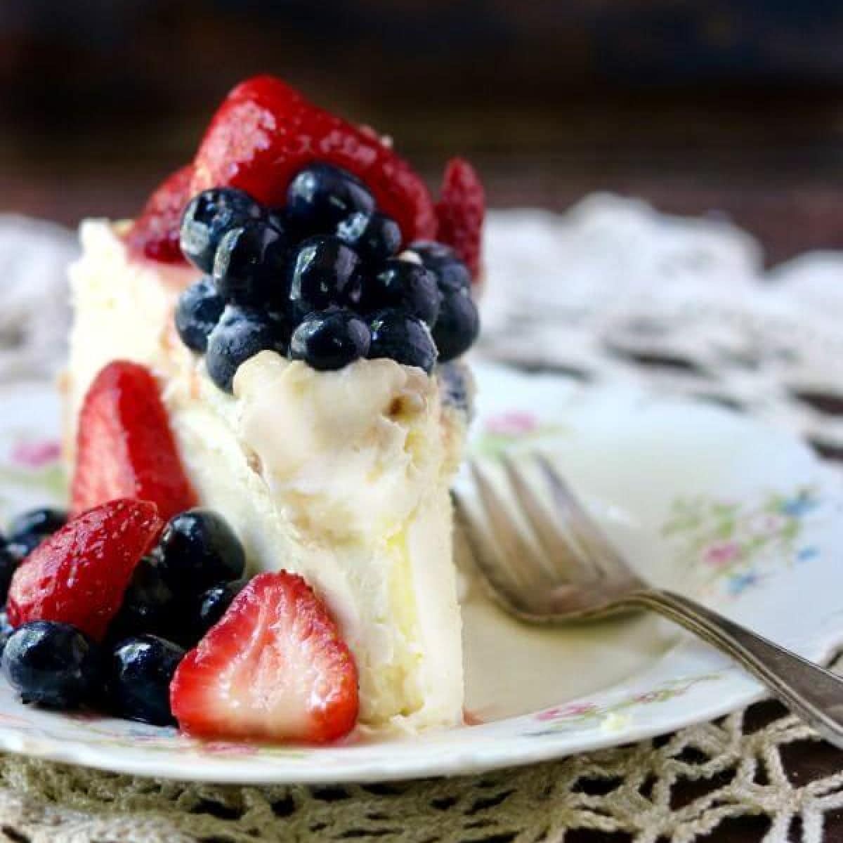 Plain cheesecake slice with fruit.