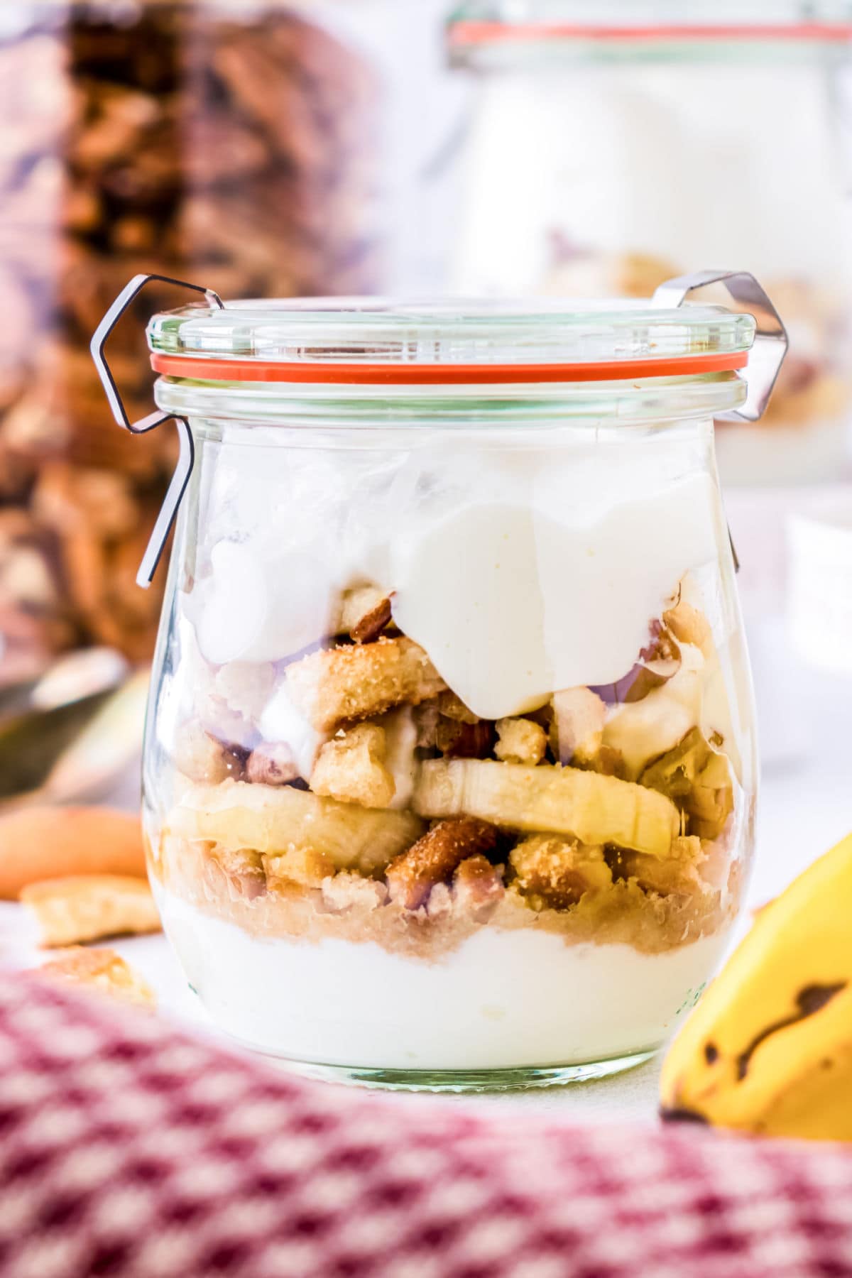 Layers of bananas and yogurt in a jar.