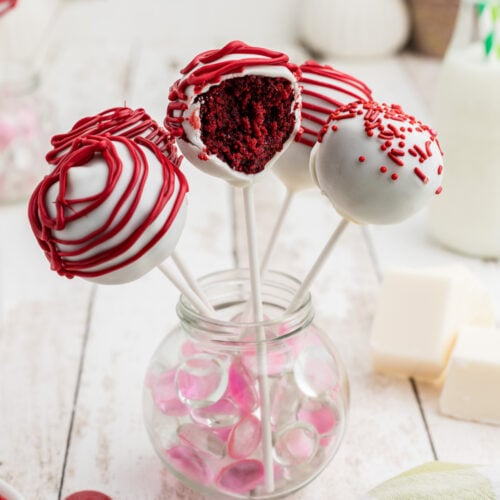 Closeup of cake pops for the feature image.