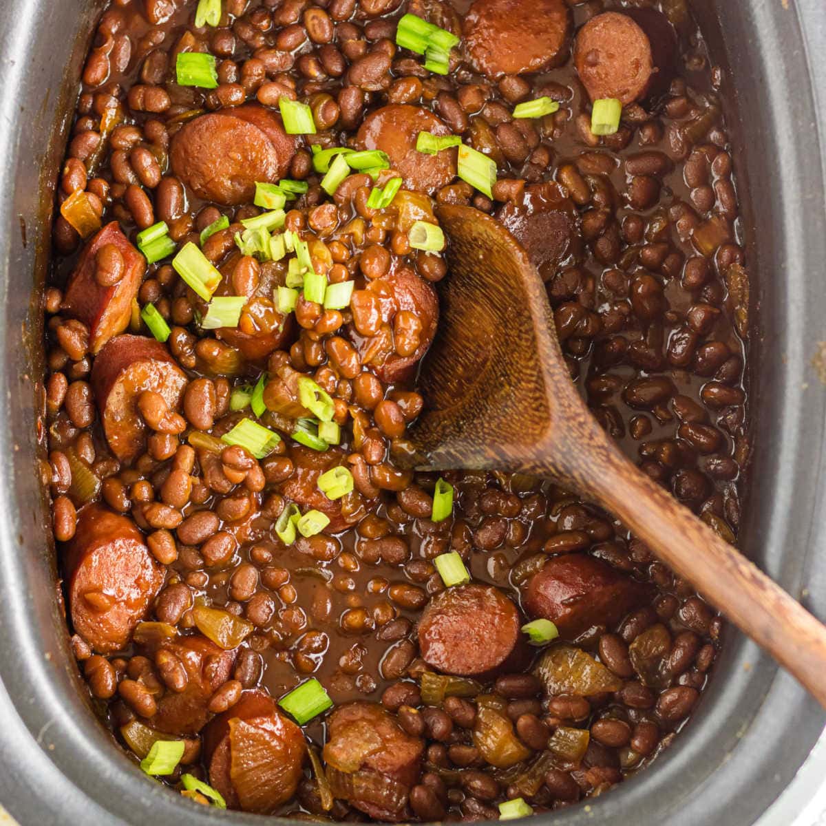 https://www.restlesschipotle.com/wp-content/uploads/2023/08/kielbasa-baked-beans-feat-1.jpg