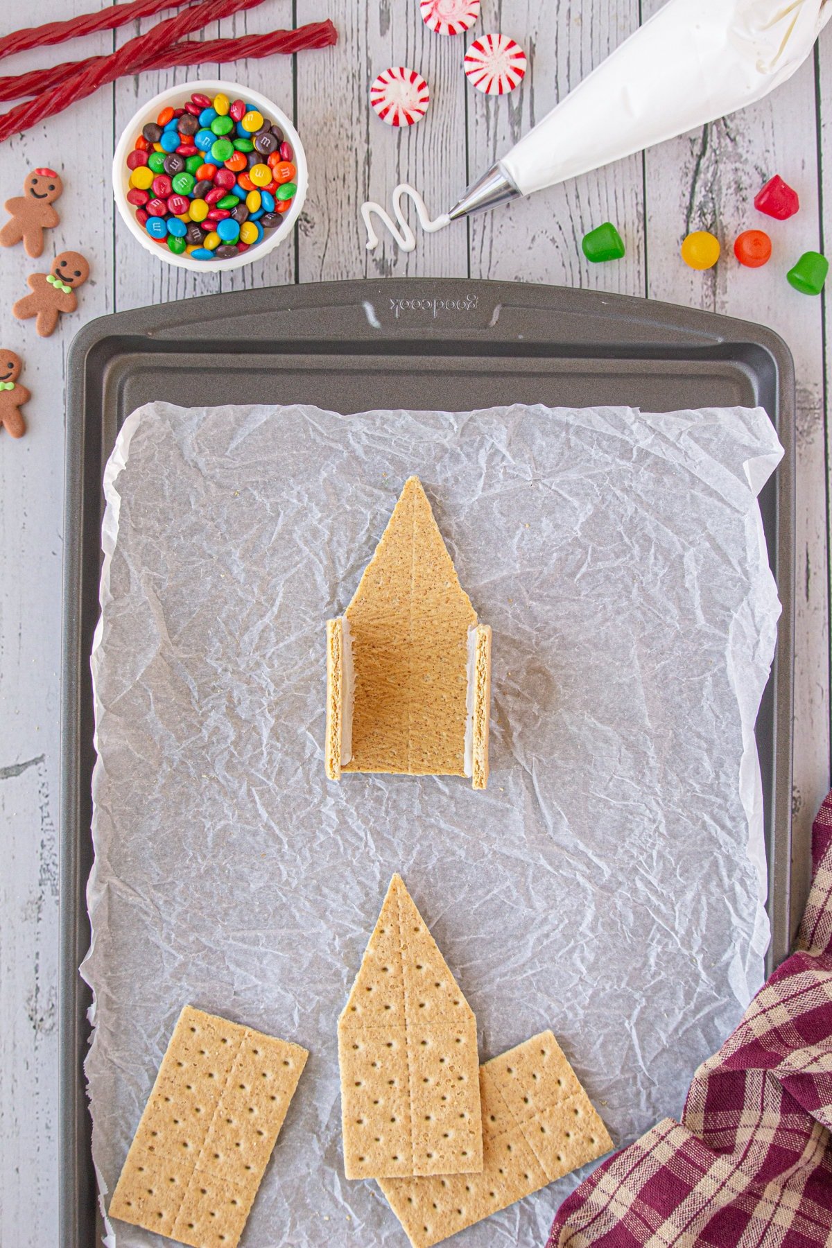 Gently press a square into it and hold it for a couple of seconds. Smear another bead of icing down the other side. Press a square into place. 