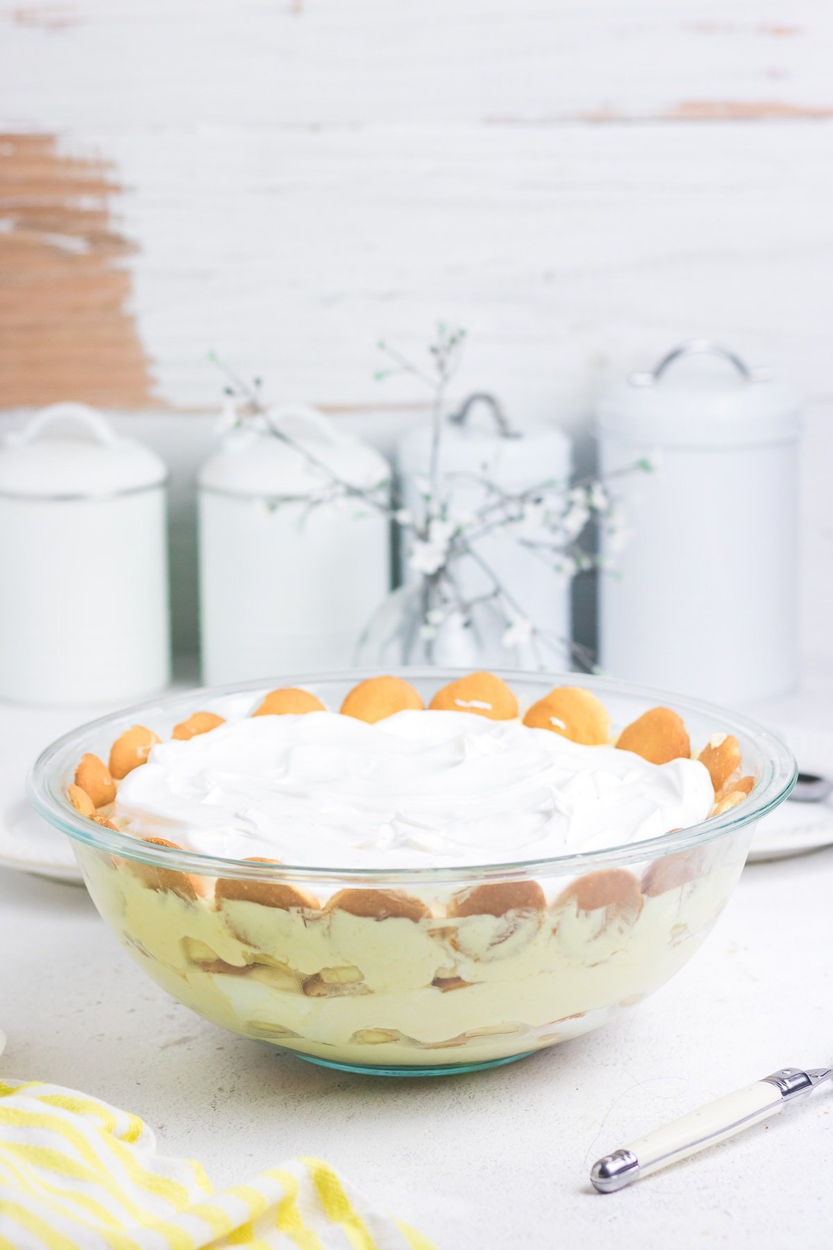 A large glass bowl of Southern banana pudding.