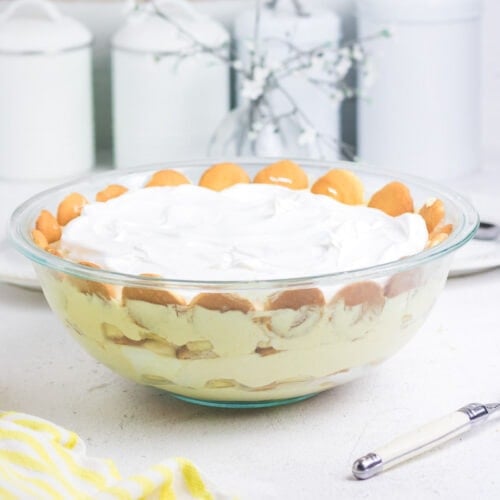 A bowl of banana pudding sitting on a table.