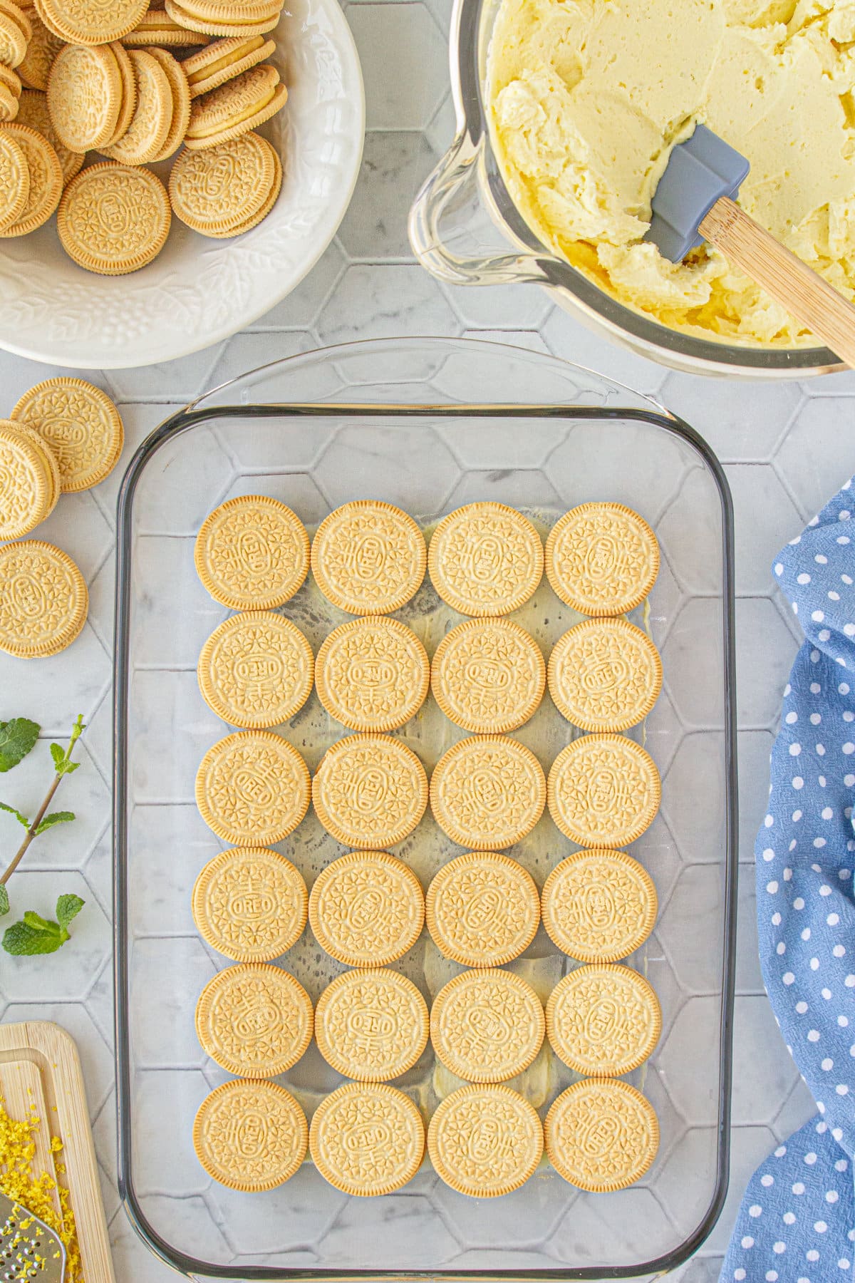 A layer of lemon Oreos in the pan.