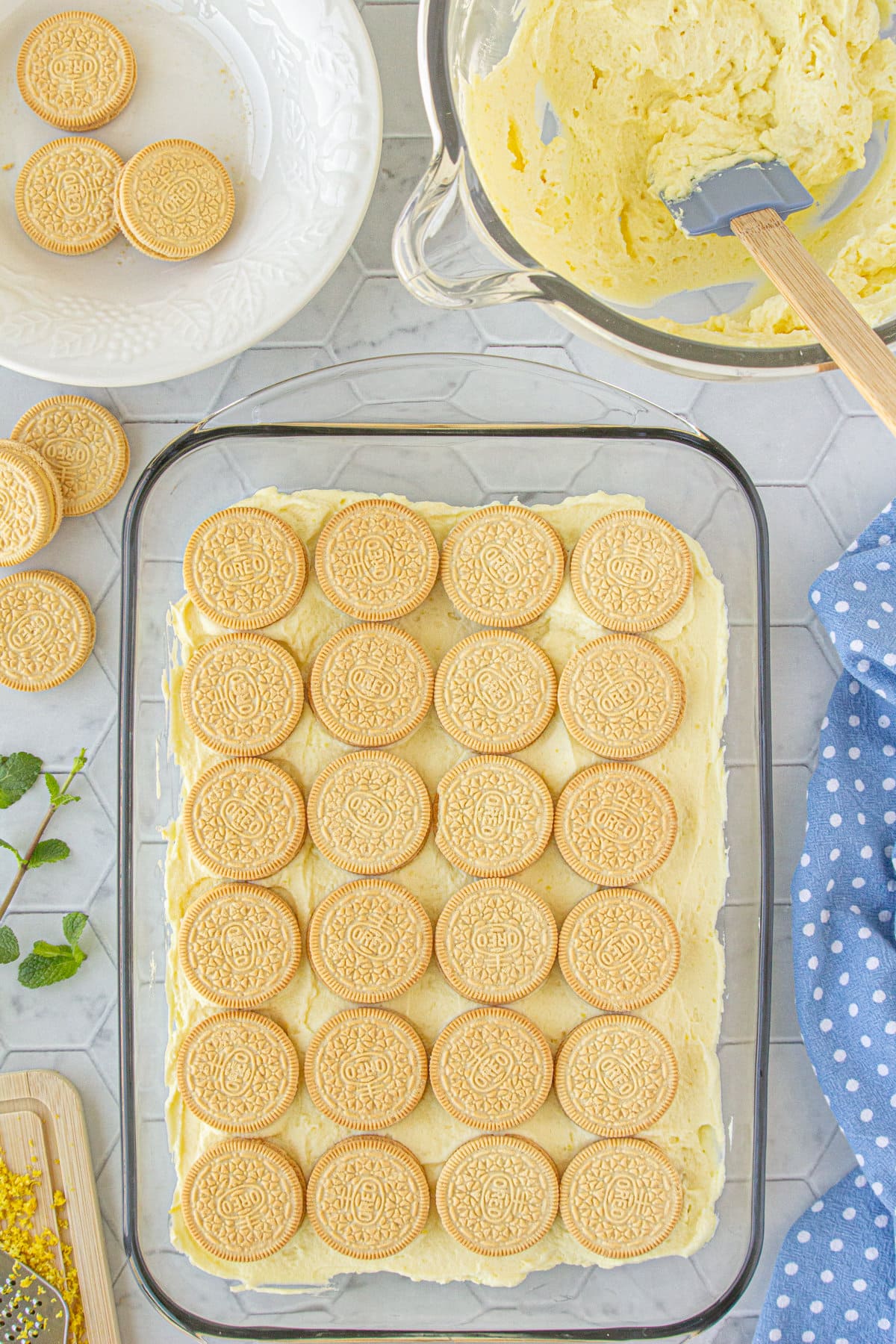 Another layer of Oreo cookies over the creamy lemon filling.