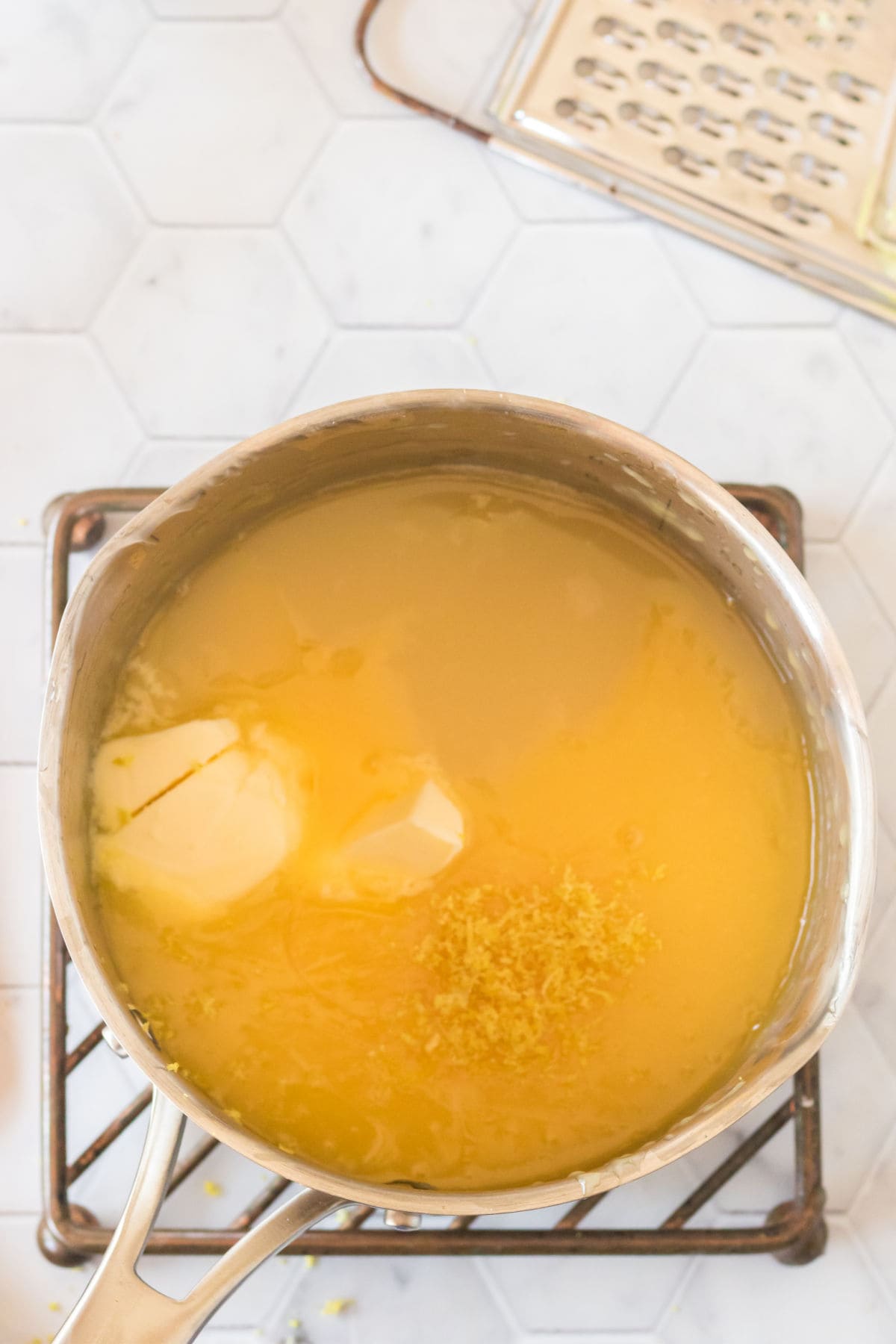 Butter and lemon are added into the pan and stirred in.