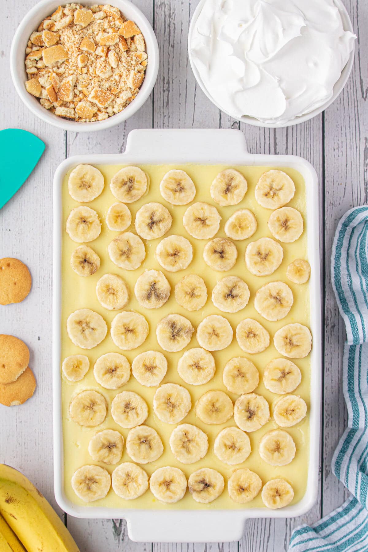 Sliced bananas laid over the pudding layer.