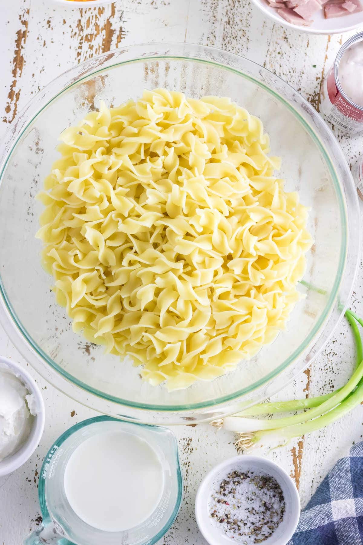 Cooked noodles in a glass bowl. 